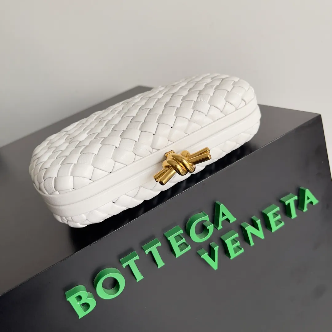 Batch 1860 BV Knot | The classic return of the evening bag. Original leather ➕ Stainless steel hardware ➕ 24k real gold plating ➕ Fully handmade. Those who know the history of our brand should have heard that the knot is a story of Bottega Veneta, and it is also one of the more important design elements. Matthieu Blazy's work this season sublimates Knot's classics, with a new knot design and a woven shoulder strap, plus Fouland Intreccio's weaving technology, adding some fashion to the retro and nostalgic feel of the past. Style number: 717622 Size: 20.5*6*12.5